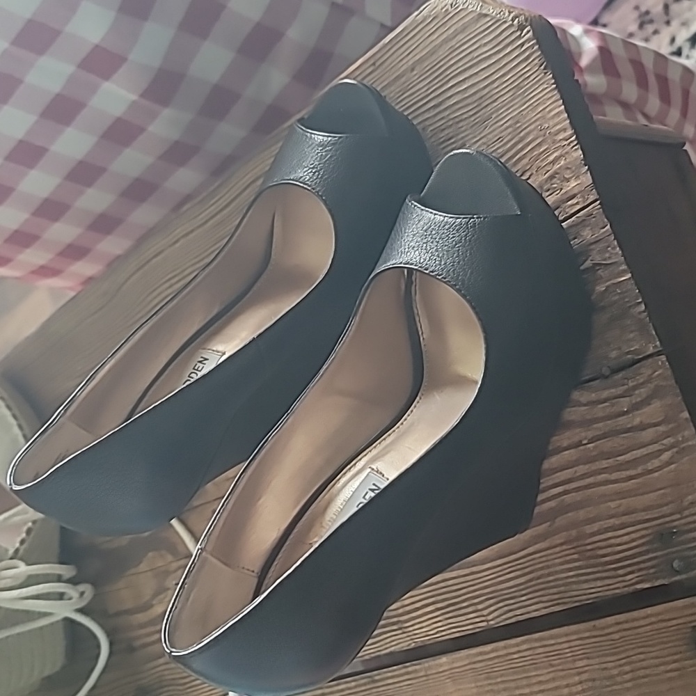 Steve Madden Zebbi Black Leather Peep Toe Wedge Pumps